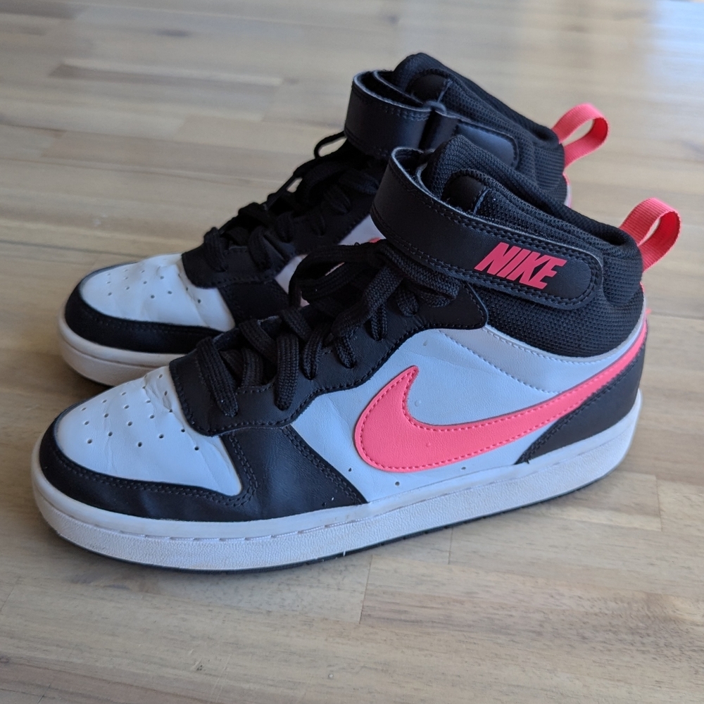 Nike Sneakers (Youth Size 6)